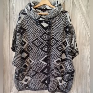 Fylo London Black White Sweater Cape L